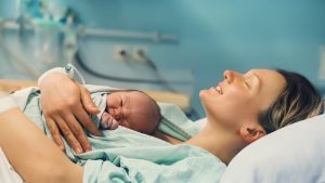 Γιατί το σώμα μας μυρίζει παράξενα αφού γεννήσουμε;