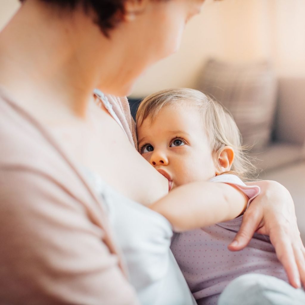 Πώς θα πείσω το μωρό μου να σταματήσει να τρίβει και να παίζει με την άλλη θηλή κατά την διάρκεια του θηλασμού;