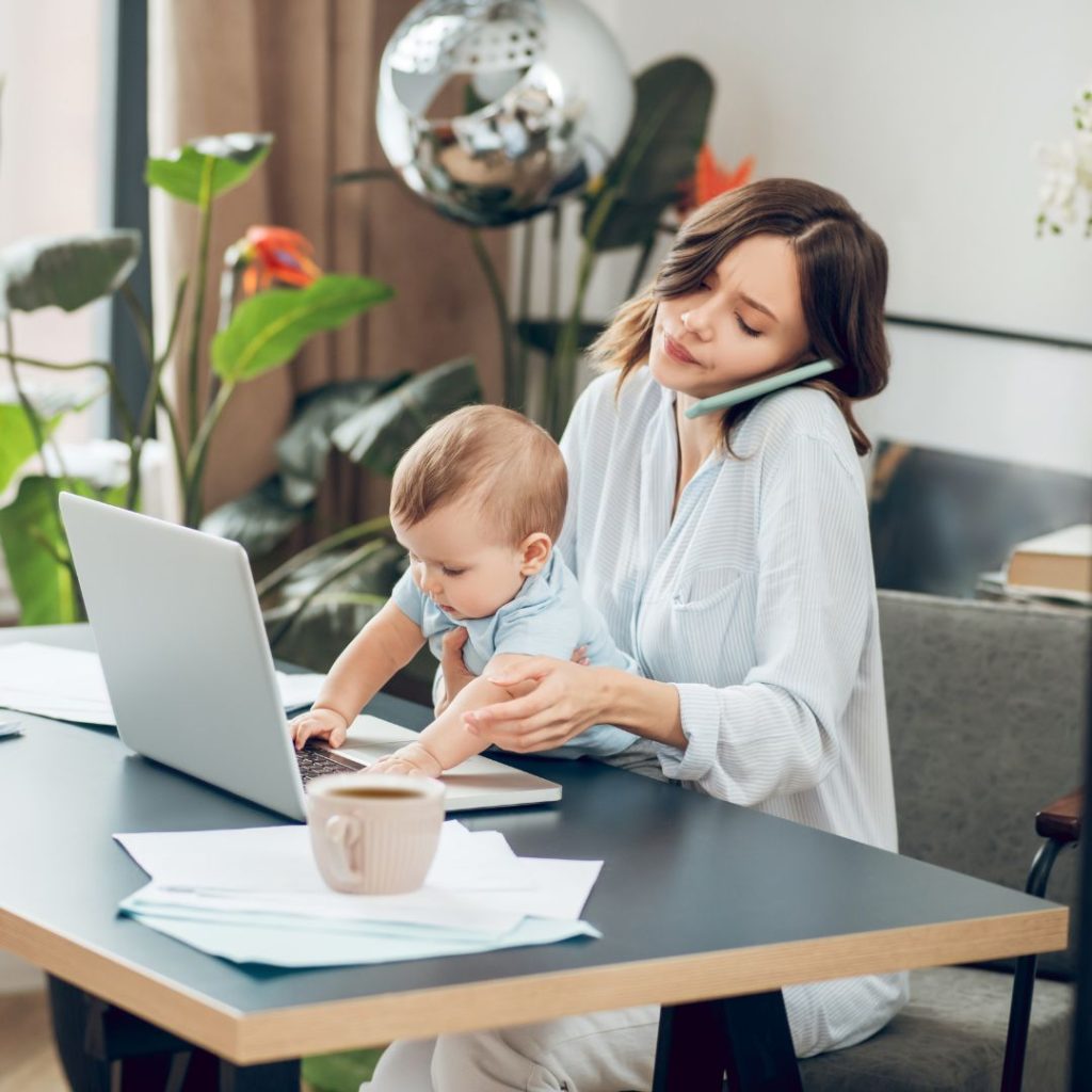 Πώς θα πείσω το μωρό μου να σταματήσει να τρίβει και να παίζει με την άλλη θηλή κατά την διάρκεια του θηλασμού;