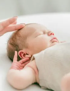 Είναι ασφαλές να κοιμάται το μωρό με λευκό ήχο;