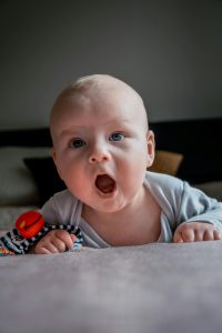 Τί κάνουμε αν το μωρό μισεί το tummy time