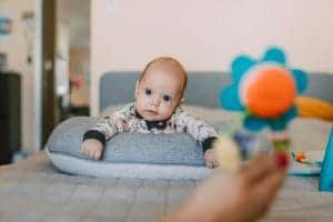 Τί κάνουμε αν το μωρό μισεί το tummy time