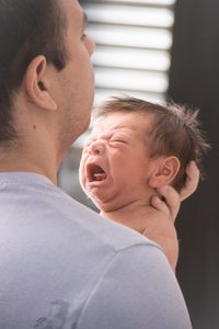 γιατί κλαίει το μωρό μετά το γάλα