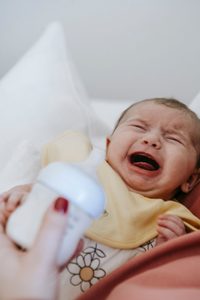 γιατί κλαίει το μωρό μετά το γάλα